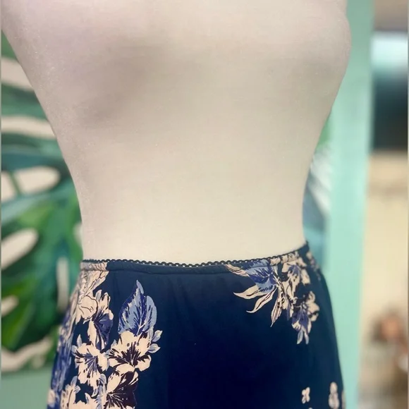 🌀Lola P. Maxi Skirt in Navy and Cream Floral🦋 - Picture 3 of 4
